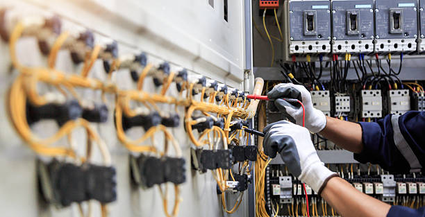 Professional Electrician technician working in Aurora, MO